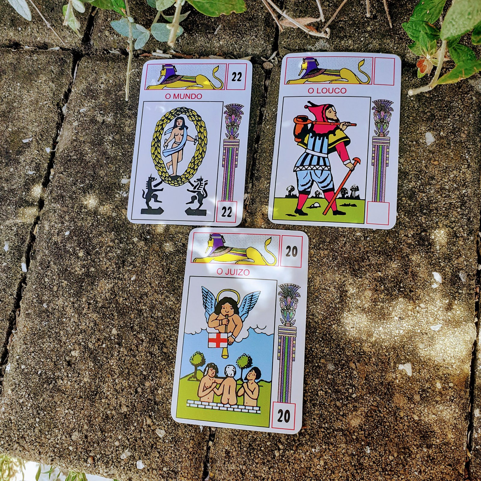 KEYMASTER Tarot può essere tradotto in italiano come Tarocchi del  Guardiano delle Chiavi.